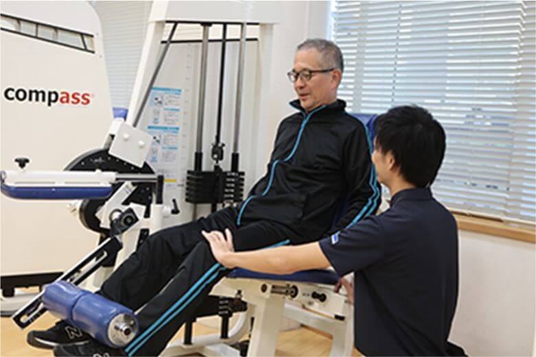 レッグエクステンションを使ったトレーニングの様子