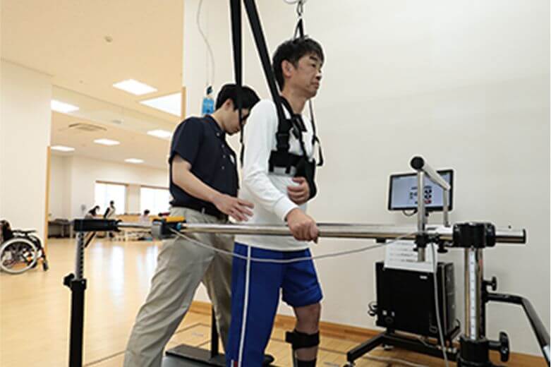 トレッドミルを使ったリハビリの様子