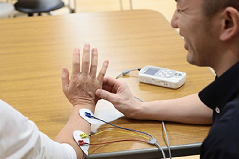 電気刺激装置（アイビス）を使ったリハビリの様子