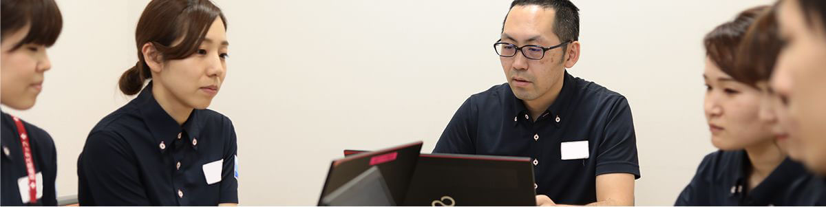 リハビリスタッフ、看護師やソーシャルワーカーなどが各々の観点から意見を交わしている様子