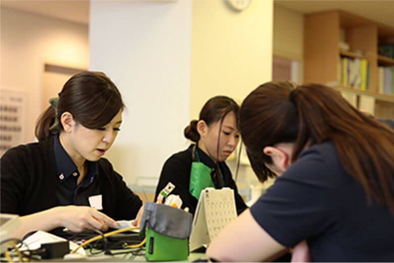 患者個々に合った最大限効果的なリハビリを考えいる様子