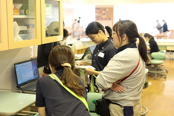 「さん付け」呼称している様子