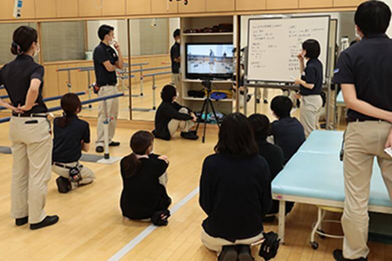 スタッフが研修している様子