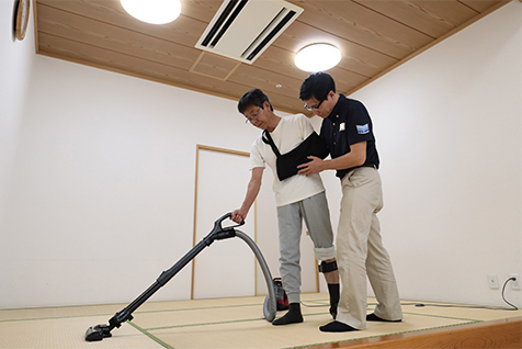 スタッフが患者さんの身の回りの動作を手伝っている様子