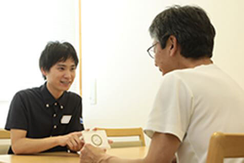 スタッフが患者さんと訓練をしている様子