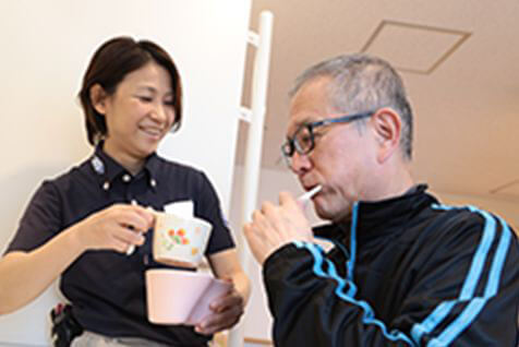 スタッフが患者さんの身の回りの動作を手伝っている様子